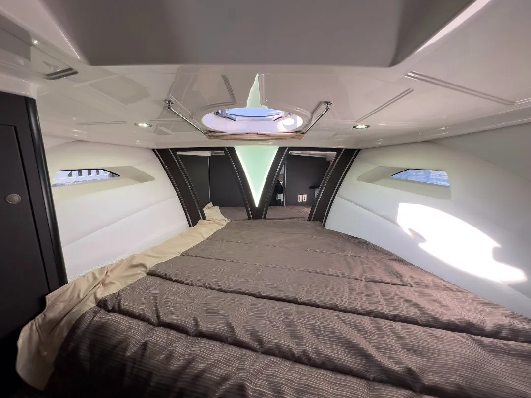 ゆったりと横になれる清潔なベッド