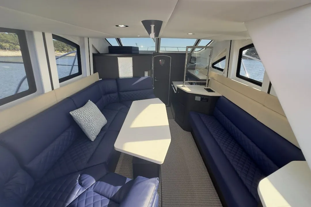 会話が弾む、上質なラウンジ