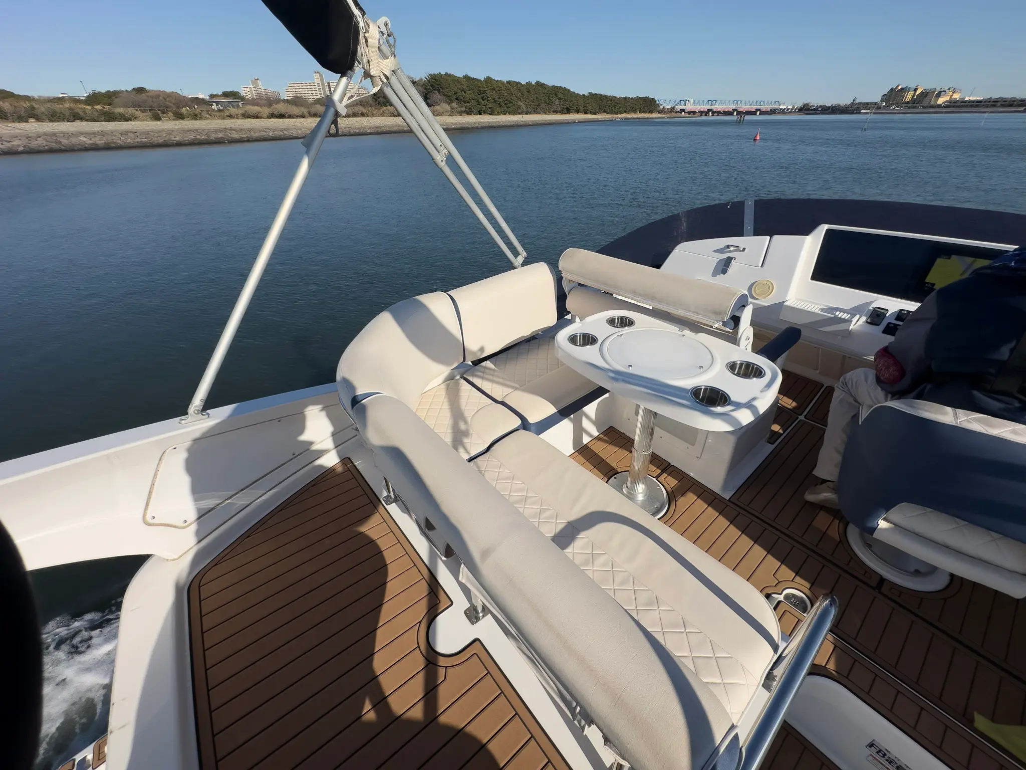 フライブリッジ（2階）<br>潮風を感じる、特等席